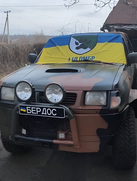 Автівка  118 бригади з номерним знаком "Бердос"