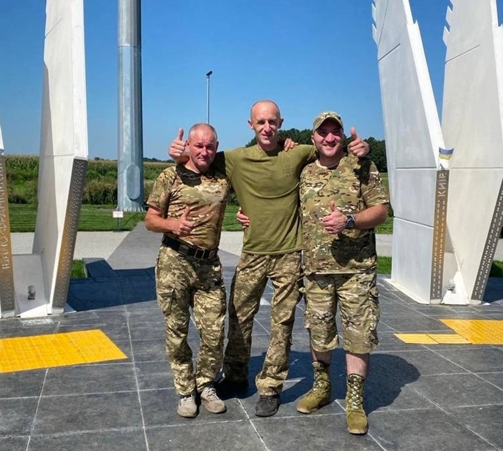 Олександр Шкрабій разом зі своїми побратимами
