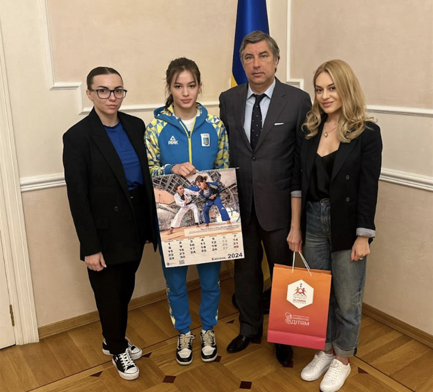 Анастасія Чижевська разом з представниками проєкту  Olympic Dreams 