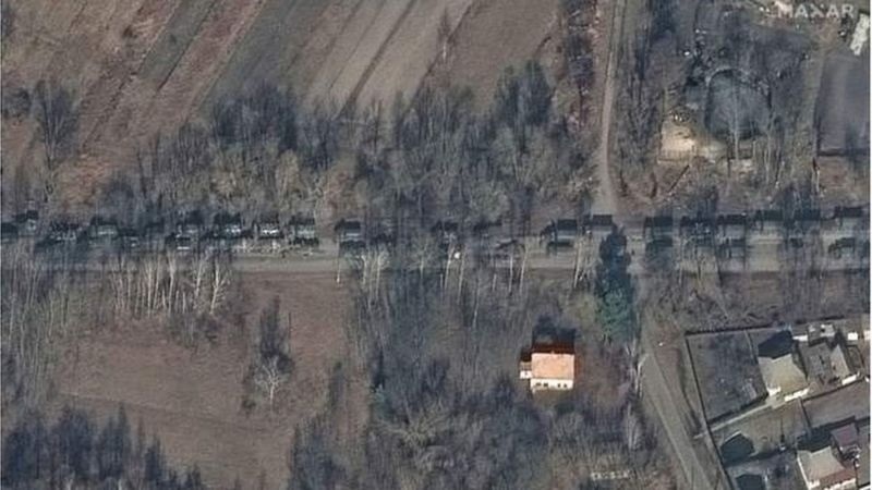 Колона російської техніки, що застрягла дорогою на Київ