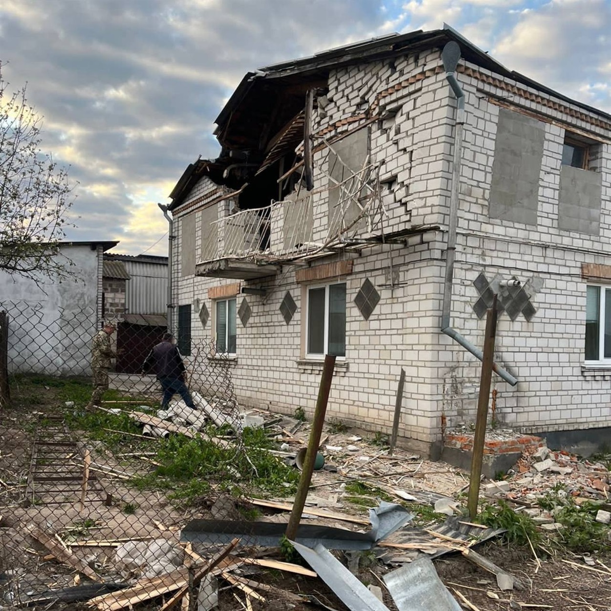 Пошкоджений ракетою будинок у селі Мироцьке