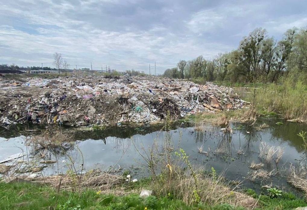Будівельне сміття в заплаві річки Буча