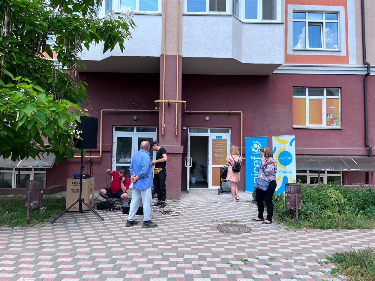 Фасад будівлі клубу "Дівчата"