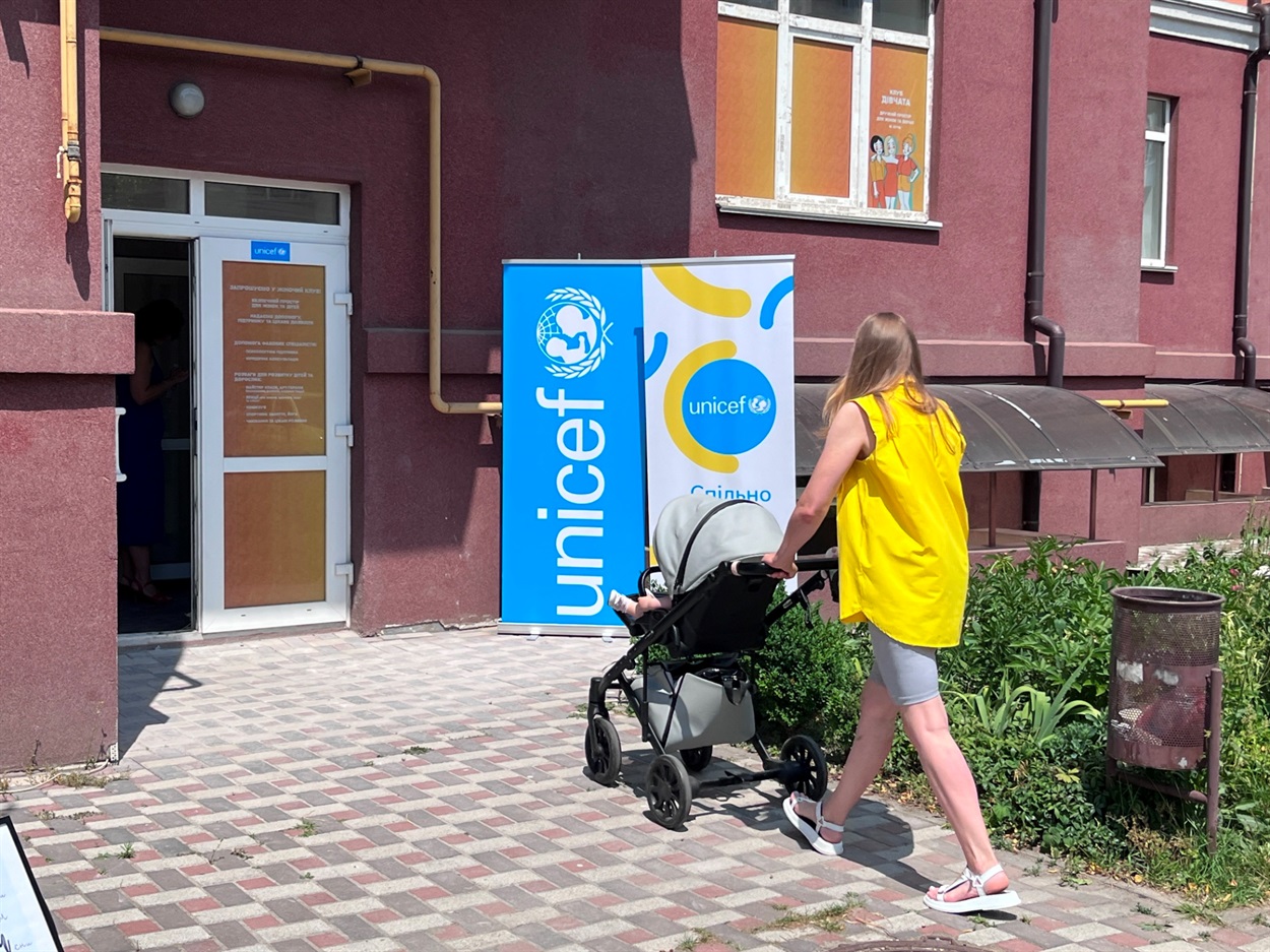 Вхід в клуб "Дівчата"