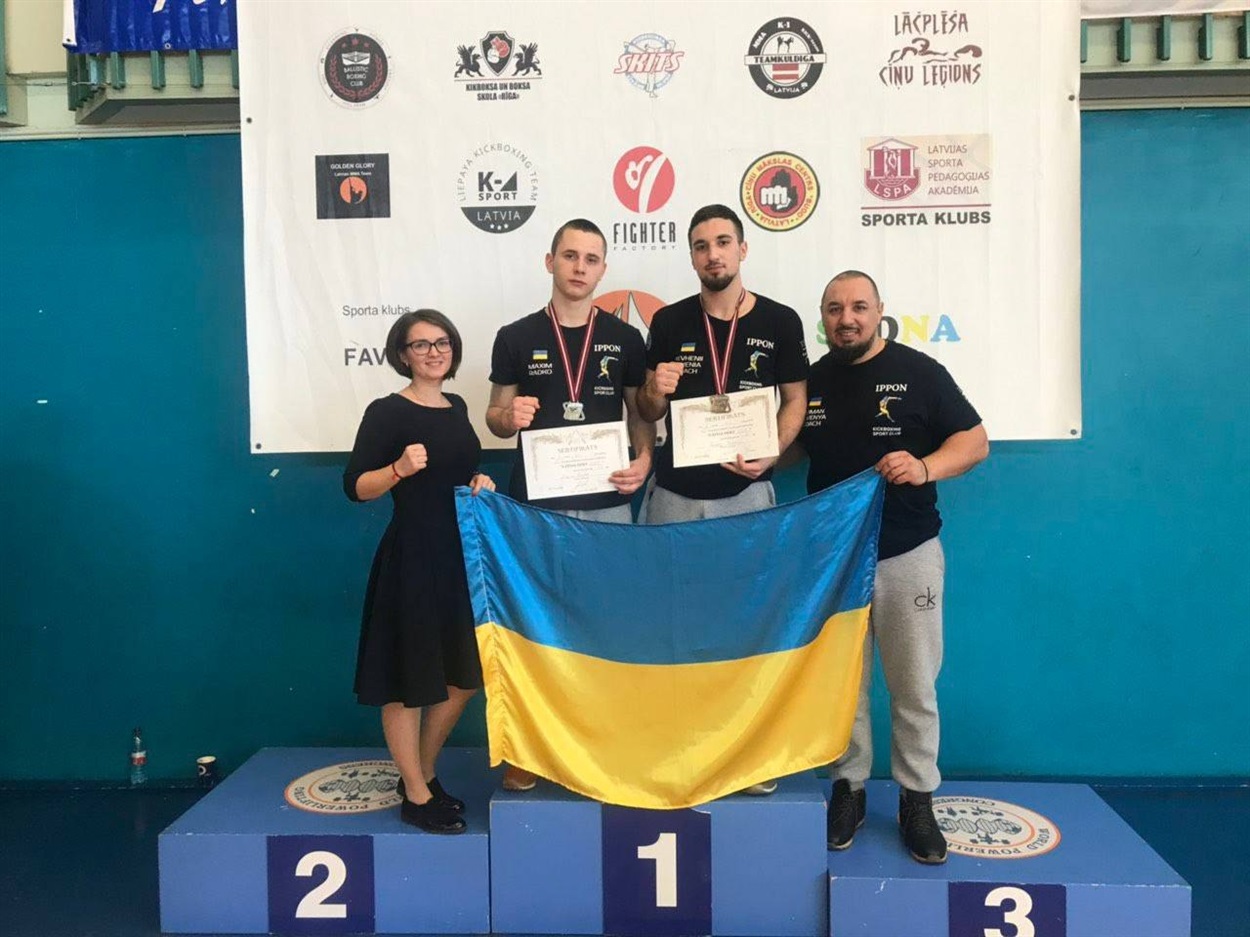 Тренер Роман Ковеня (крайній праворуч)