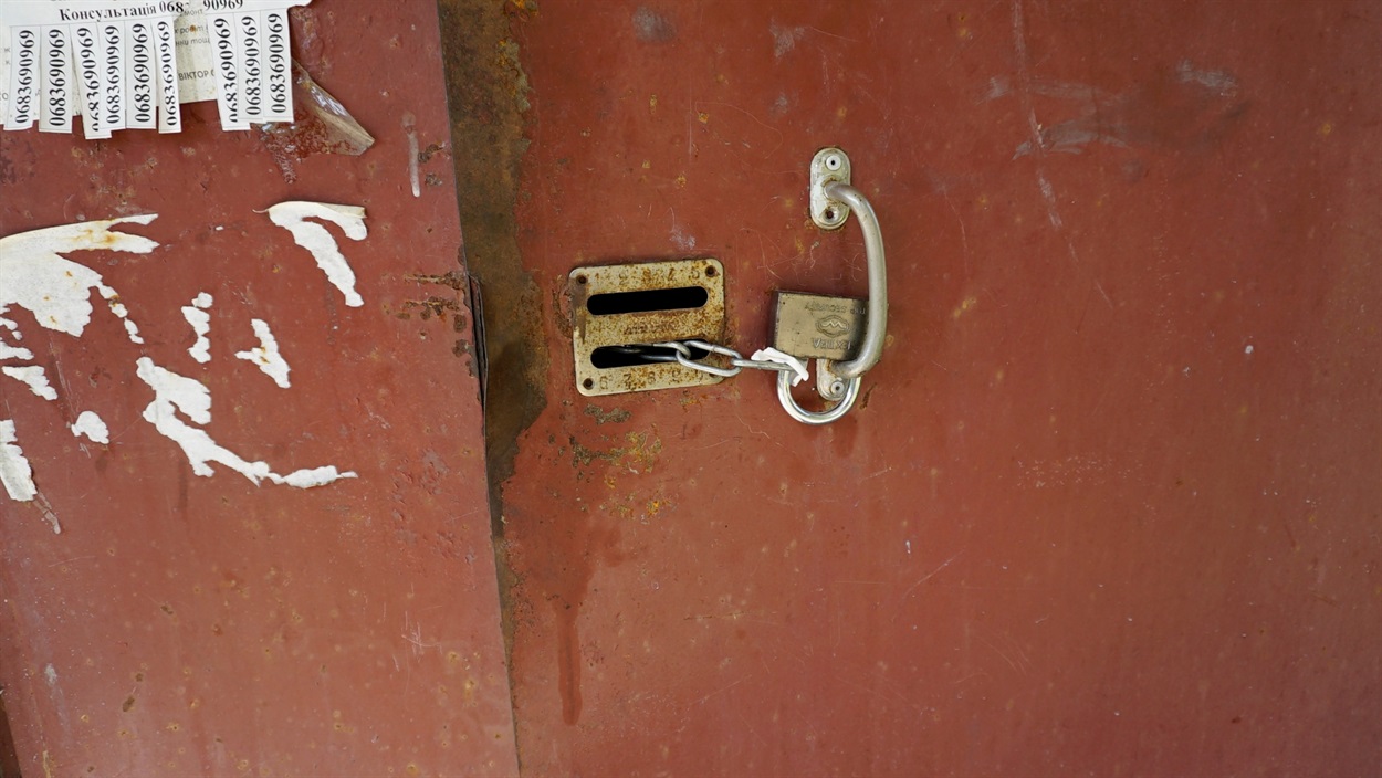 Вхід у зруйнований під’їзд будинку на вул. Києво-Мироцька, 104б в Бучі