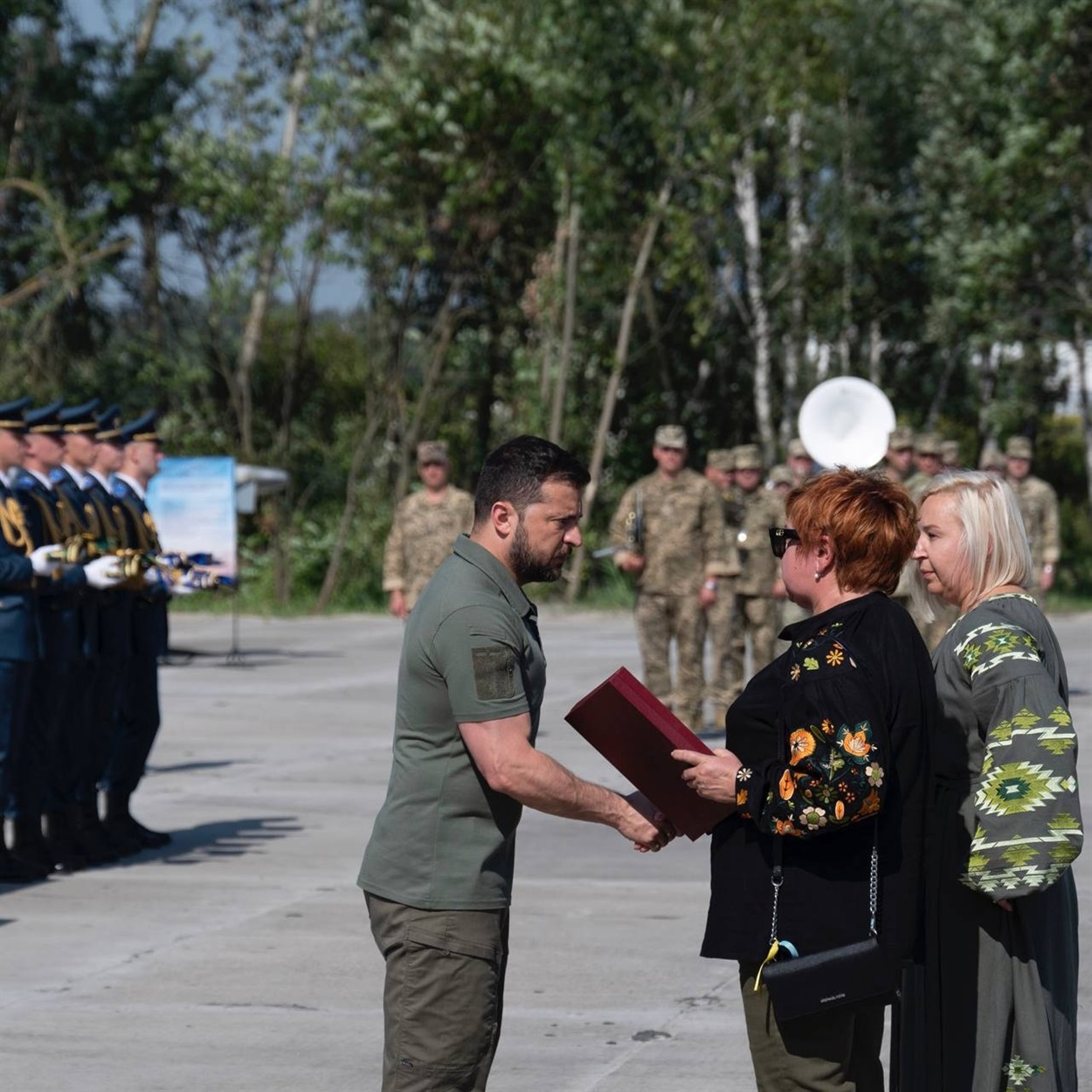Вручення ордену дружині льотчика Михайла Матюшенка