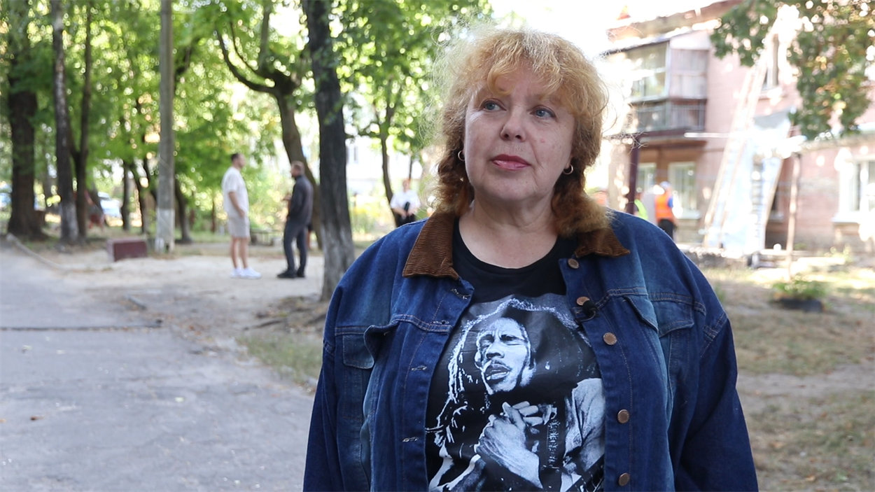 Пані Лариса. 
Мешканка пошкодженого будинку в Ірпені