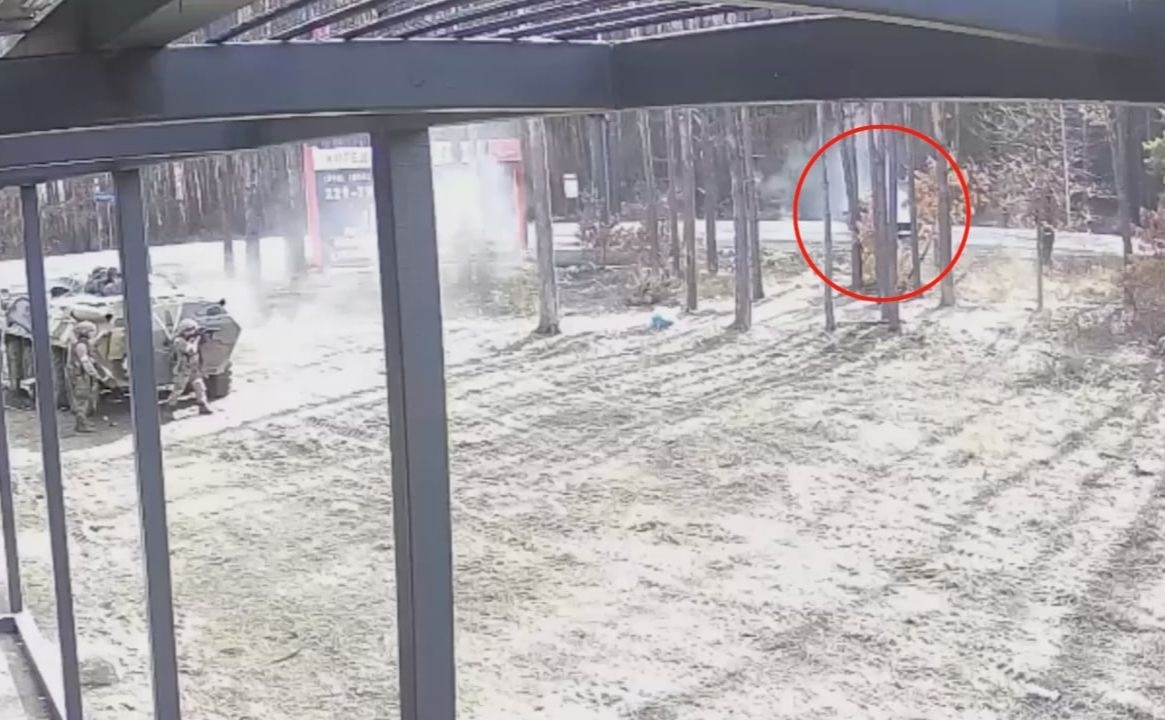 Момент обстрілу цивільних на виїзді з Гостомеля