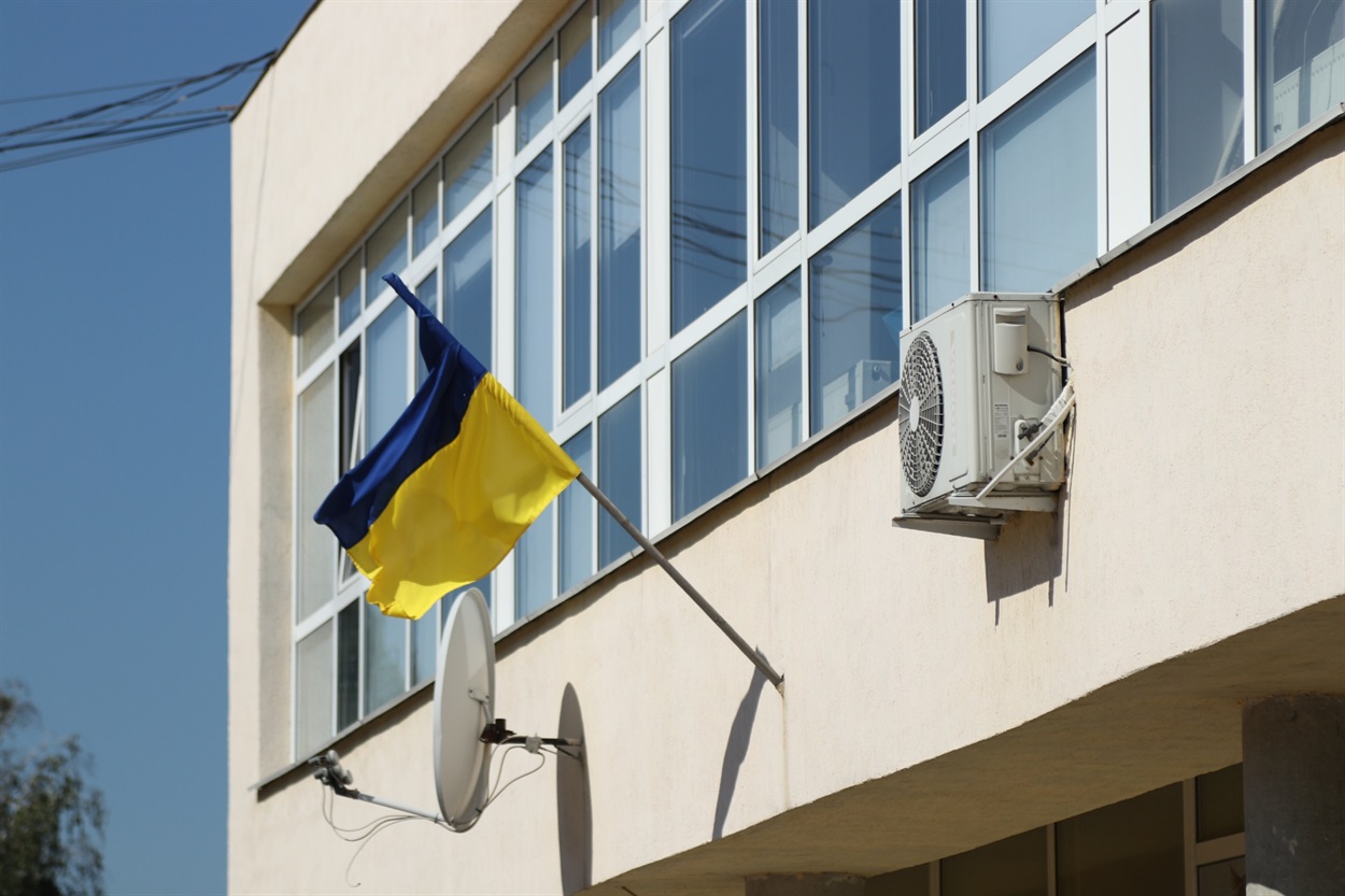 Прапор України на будинку культури у Дмитрівці