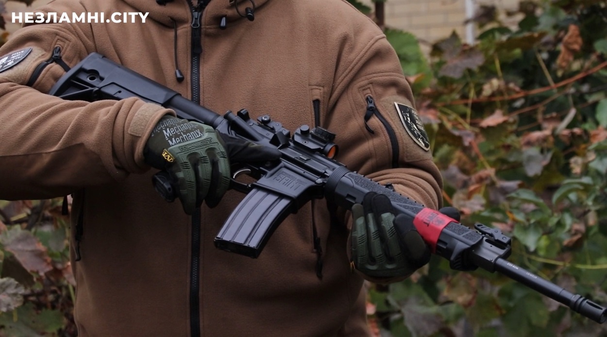 AR-15 — самозарядна (напівавтоматична) гвинтівка під калібр стандарту НАТО