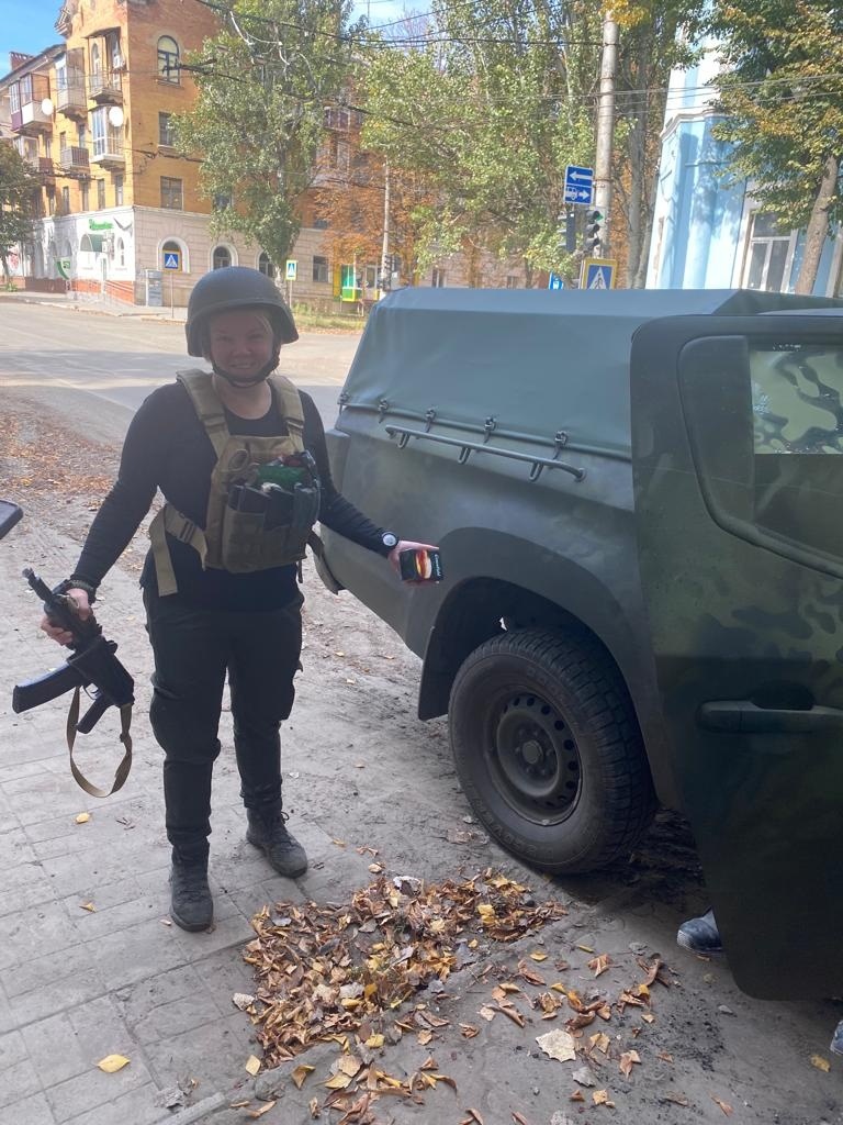 Олена Рекус зі зброєю