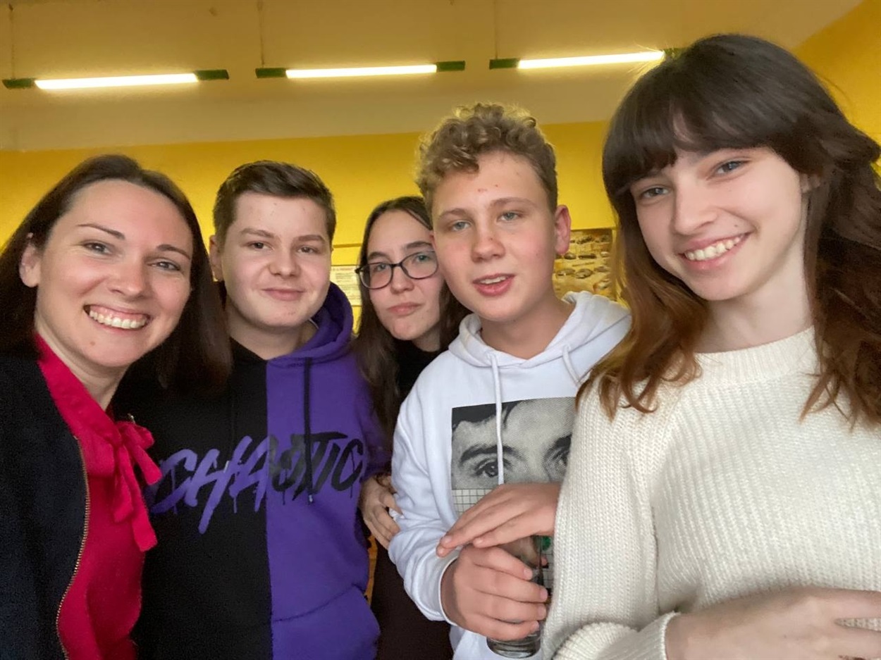 Інна Поляк разом із донькою Мирославою та її однокласниками