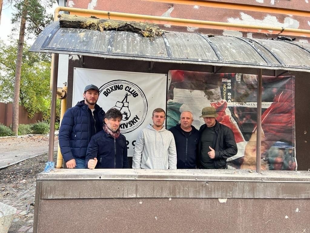 Учні Олексія, долучилися до відновлення зали боксу