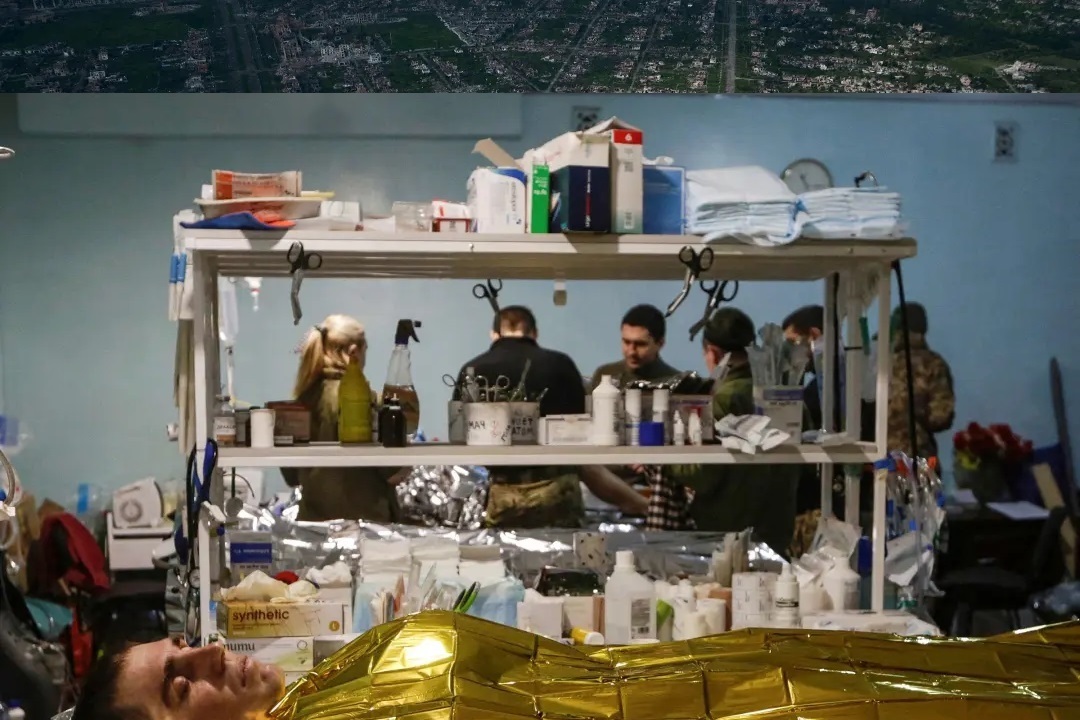 Поранений український військовослужбовець лежить у передовому медичному стабілізаційному пункті під час нападу Росії на Україну в Донецькій області, Україна, 23 квітня