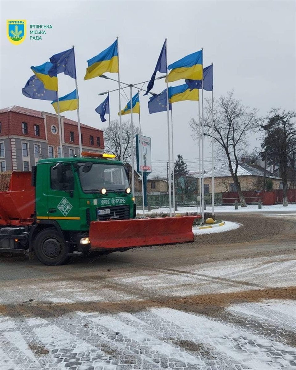 Снігоприбиральна техніка працює зранку 