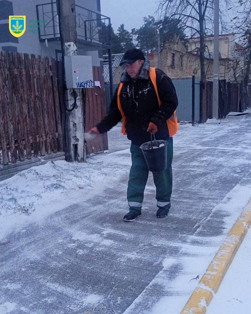 Посипка тротуарів піщано-соляною сумішшю