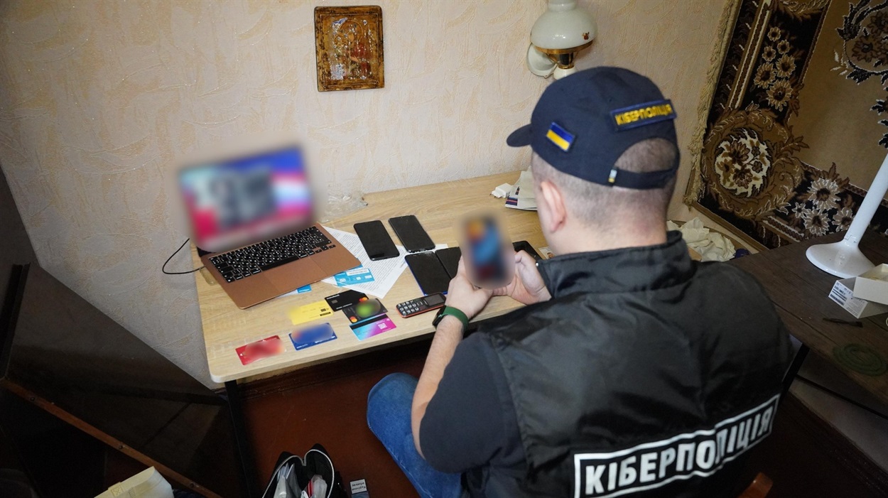 Департамент кіберполіції спільно з слідчими розшукують злочинців 