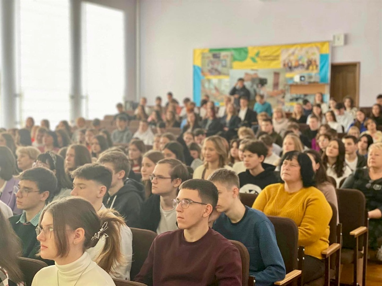 На перегляд вистави зібралась повна зала 