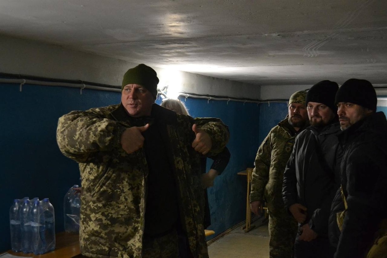 Офіцерський склад навчає добровольців 