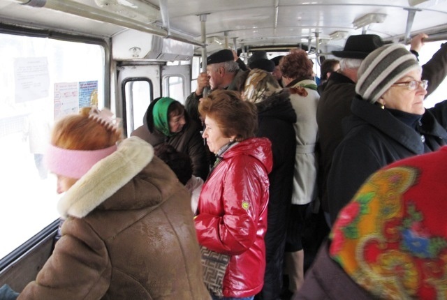 Пенсіонери в громадському транспорті