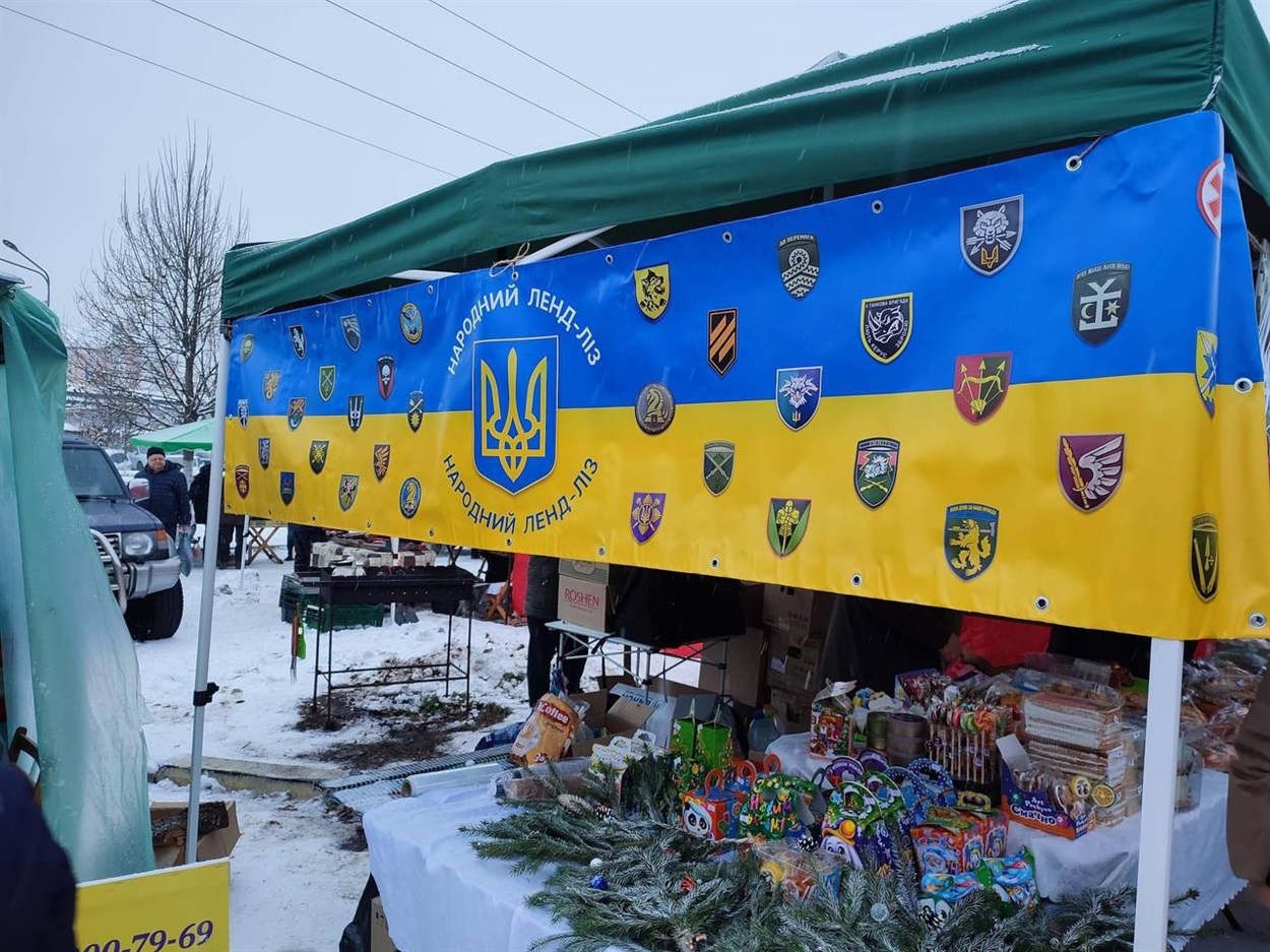 На ярмарках можна придбати окрім ялинки ще і новорічну продукцію