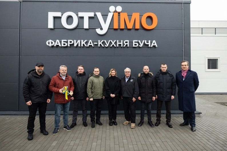 Представники на відкритті фабрики-кухні