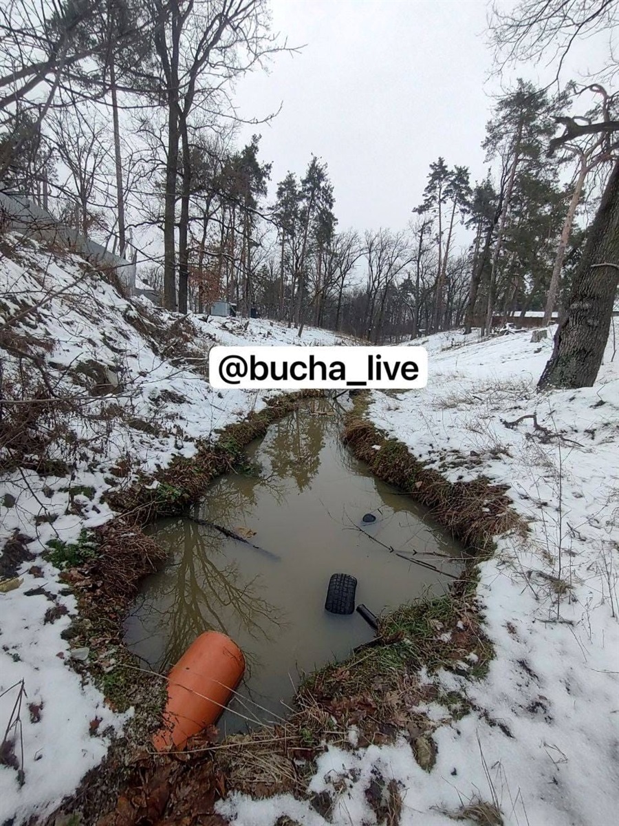 Нечистоти, які зливають в ліс в Бучі 