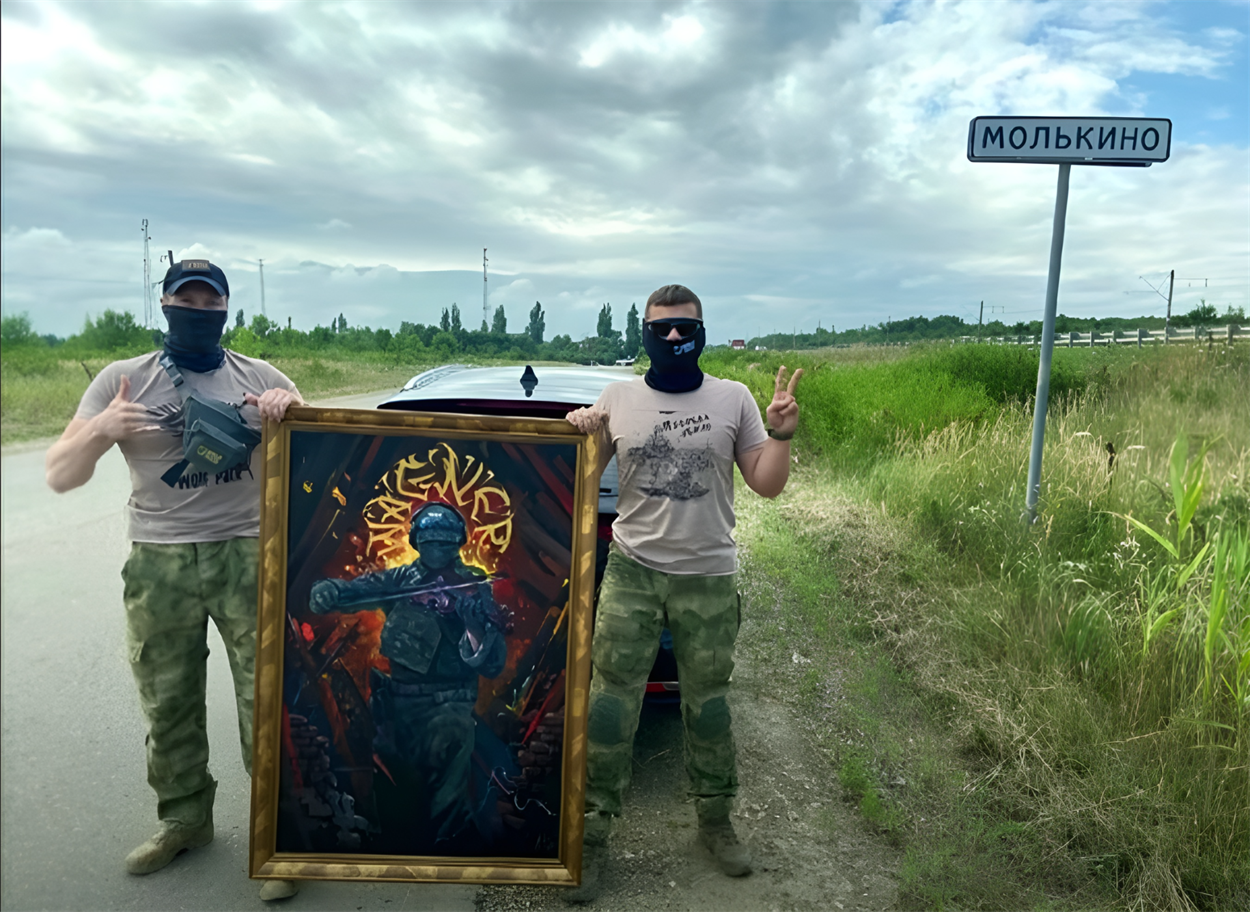 "Вагнерівці" біля свого головного полігону "Молькіно" з картиною "Музикант"