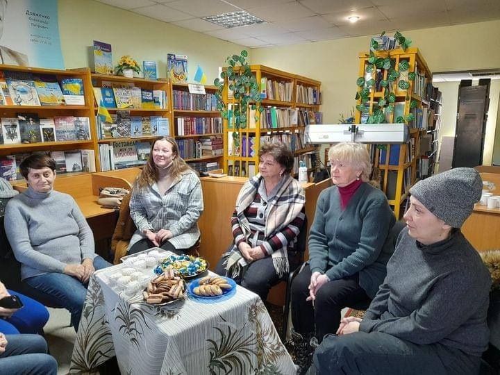 На зустрічі приходять люди різного віку 