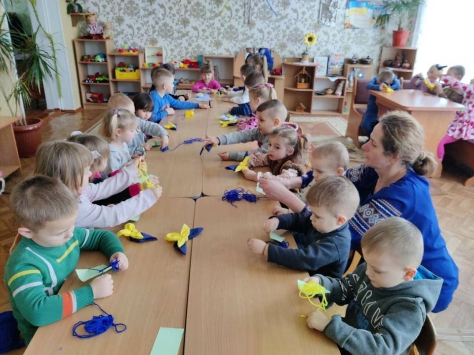 Діти виготовляють оберіги