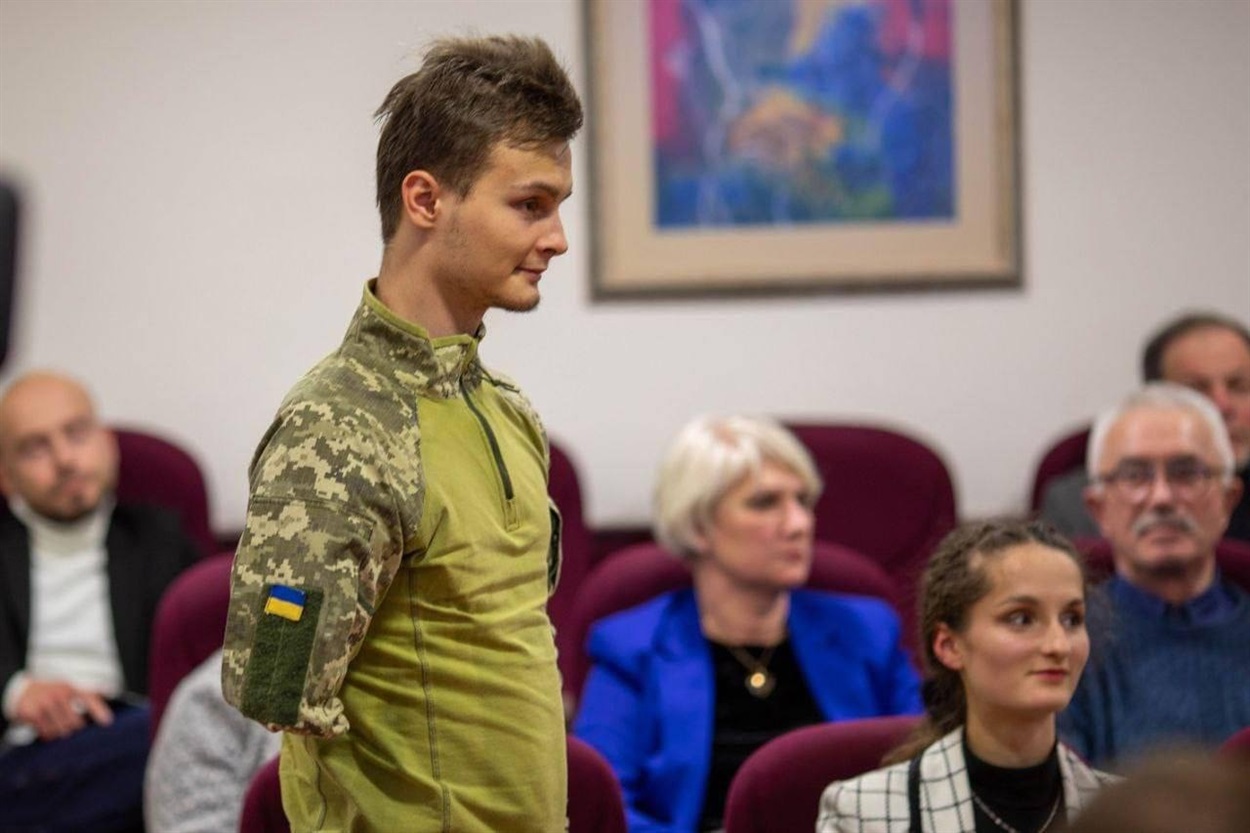  Військовий готується до виписки 