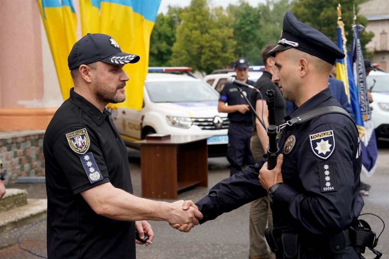 Ігор Клименко вітає поліцейського офіцера громади із успішним завершенням навчального курсу