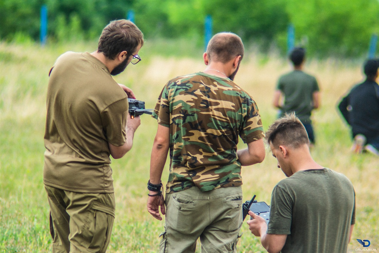 Керувати дронами потрібно вчитися