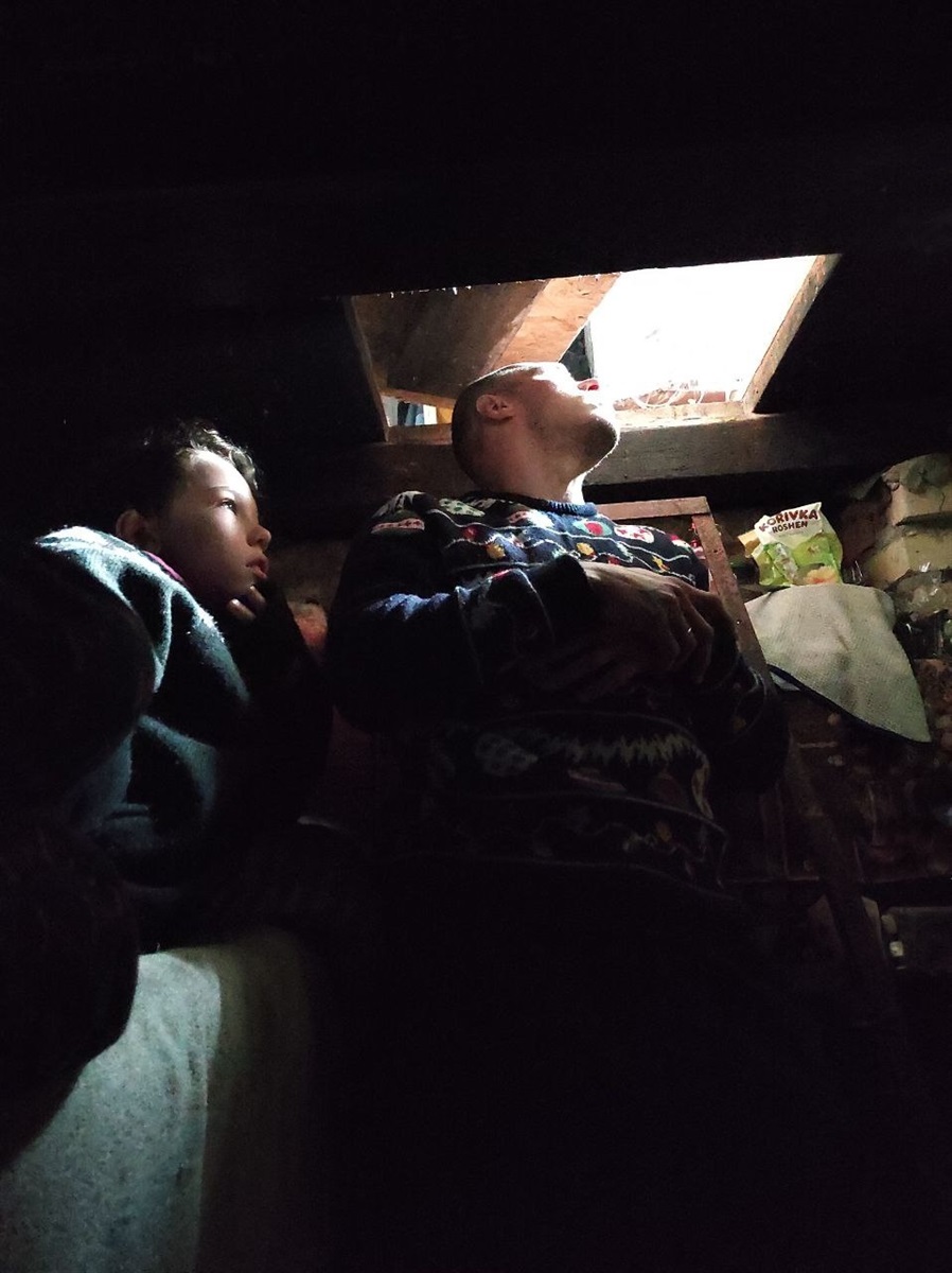 Сім'я Титових переховується у підвалі під час обстрілів Гостомеля