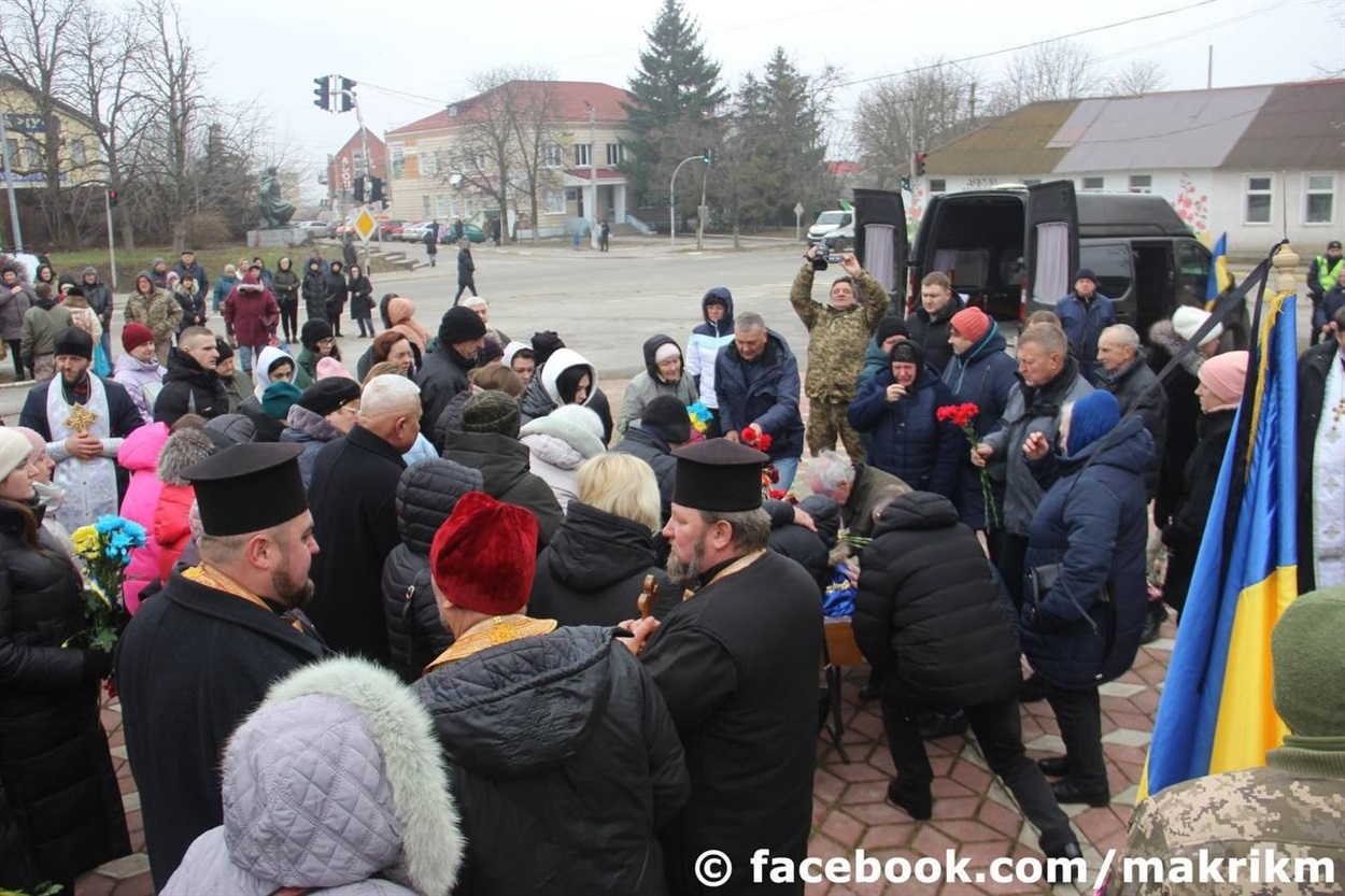 Односельчани зібрались щоб урочисто провести героя