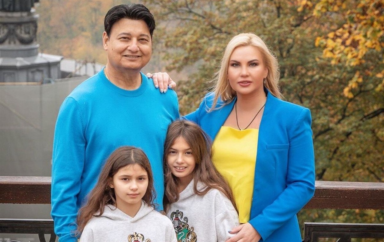 Камалія з доньками та колишнім чоловіком Захуром