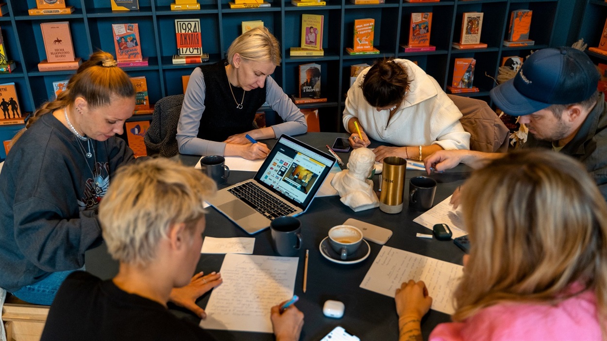 Відвідувачі одного зі столичних кафе пишуть диктант, 25 жовтня 2024 року