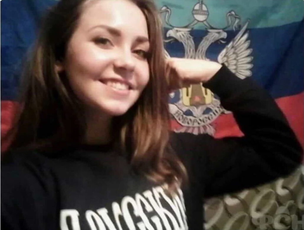 Єва Коршик з прапором ЛНР