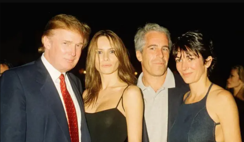 Дональд Трамп, його (на той момент майбутня) жінка Меланія, Джеффрі Епштейн і Гіслейн Максвелл, лютий 2000 року