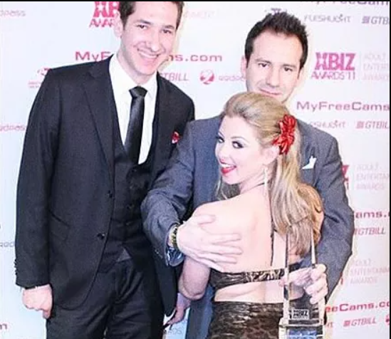 Олександр Гойхман, Леонід Радвінський і Санні Лейн на церемонії XBIZ Awards. Джерело: baza.io