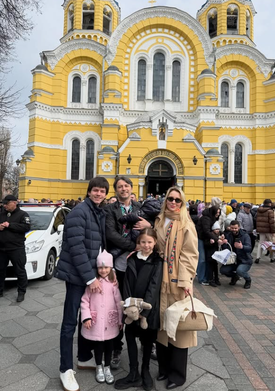 Сергій Притула вийшов до церкви у повному сімейному складі