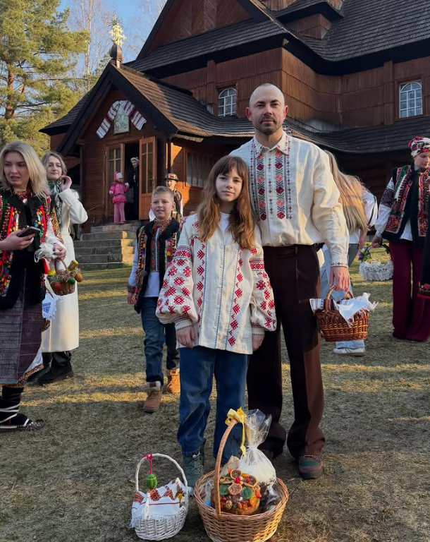 Андрій Бєдняков прийшов на освячення з донькою Ксенією