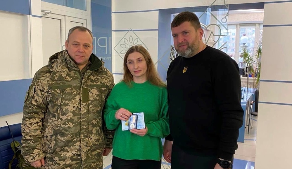 Дружина Олександра Шкрабія Галина отримала медаль замість свого чоловіка, який знаходився на фронті