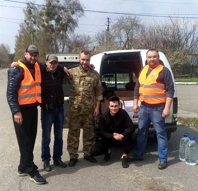 Валерій Мязев разом з волонтерами